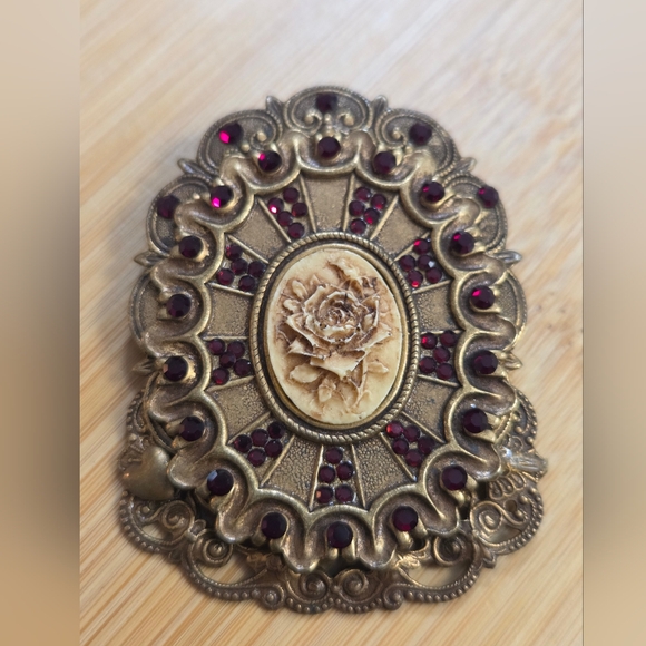 Vintage Gold and Cream Necklace Set With Removable Hidden Heart Brooch - Picture 6 of 11